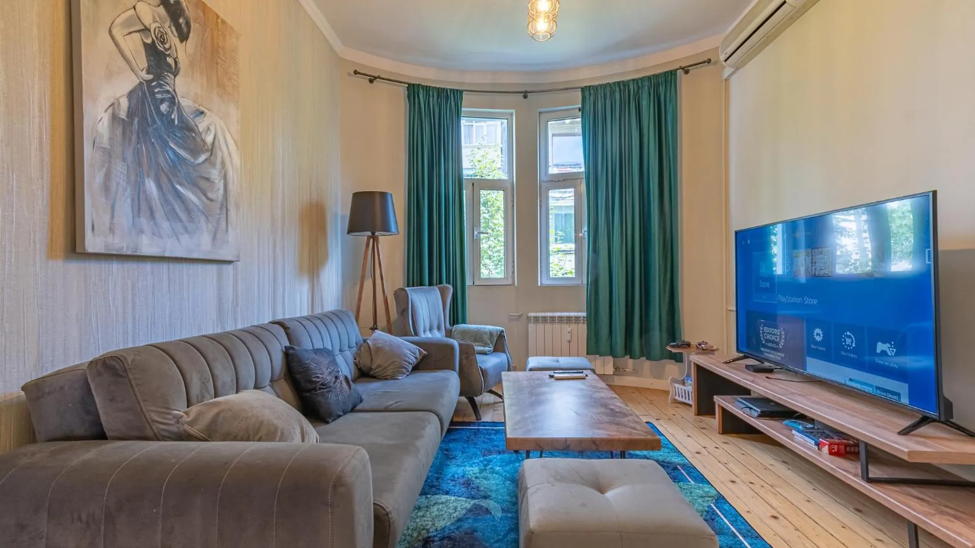 2 Designer Apartments Seconds Away From Тhe Main Street, Free Parking contacts